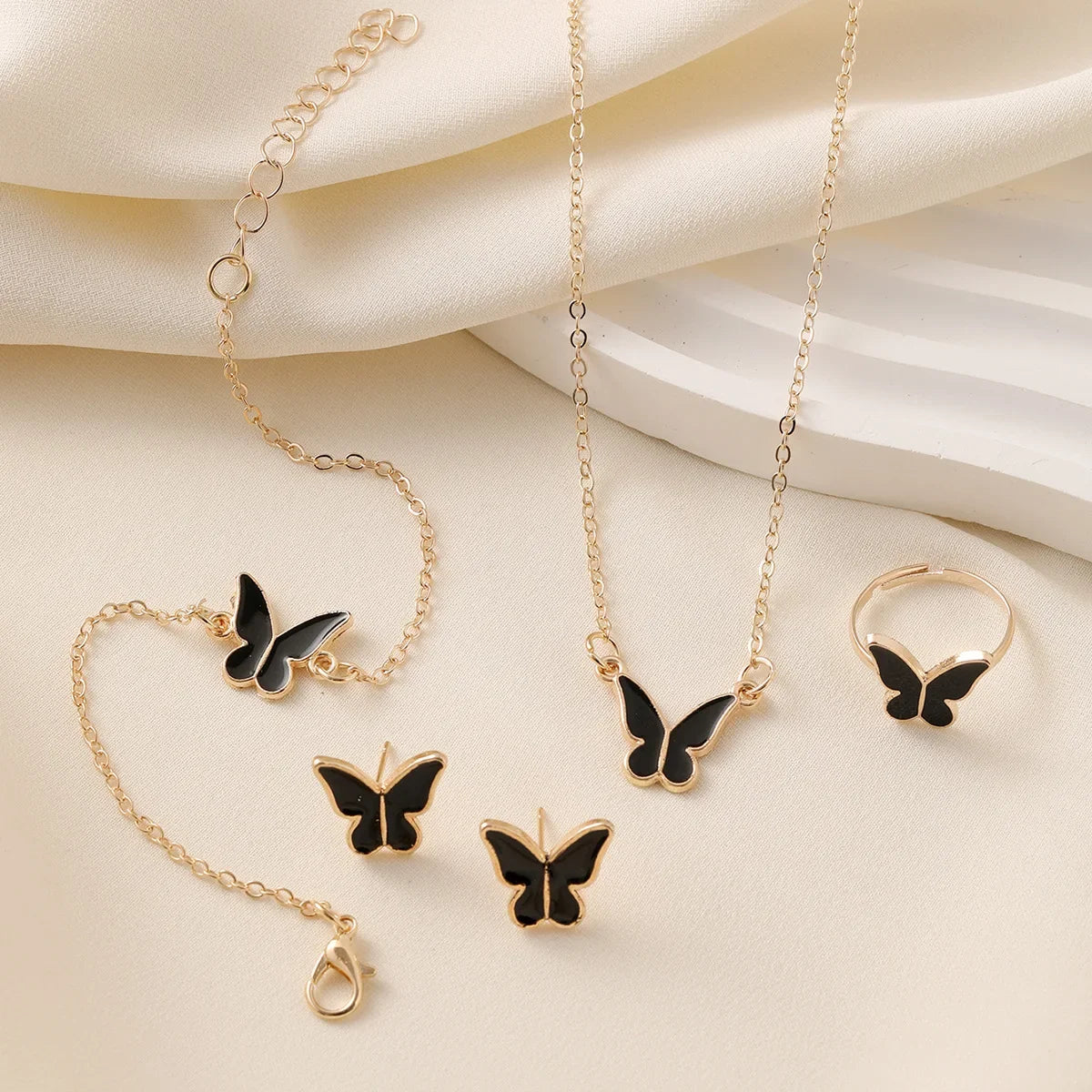 4-delige sieradenset – vlinder hanger en imitatie parel sieraden