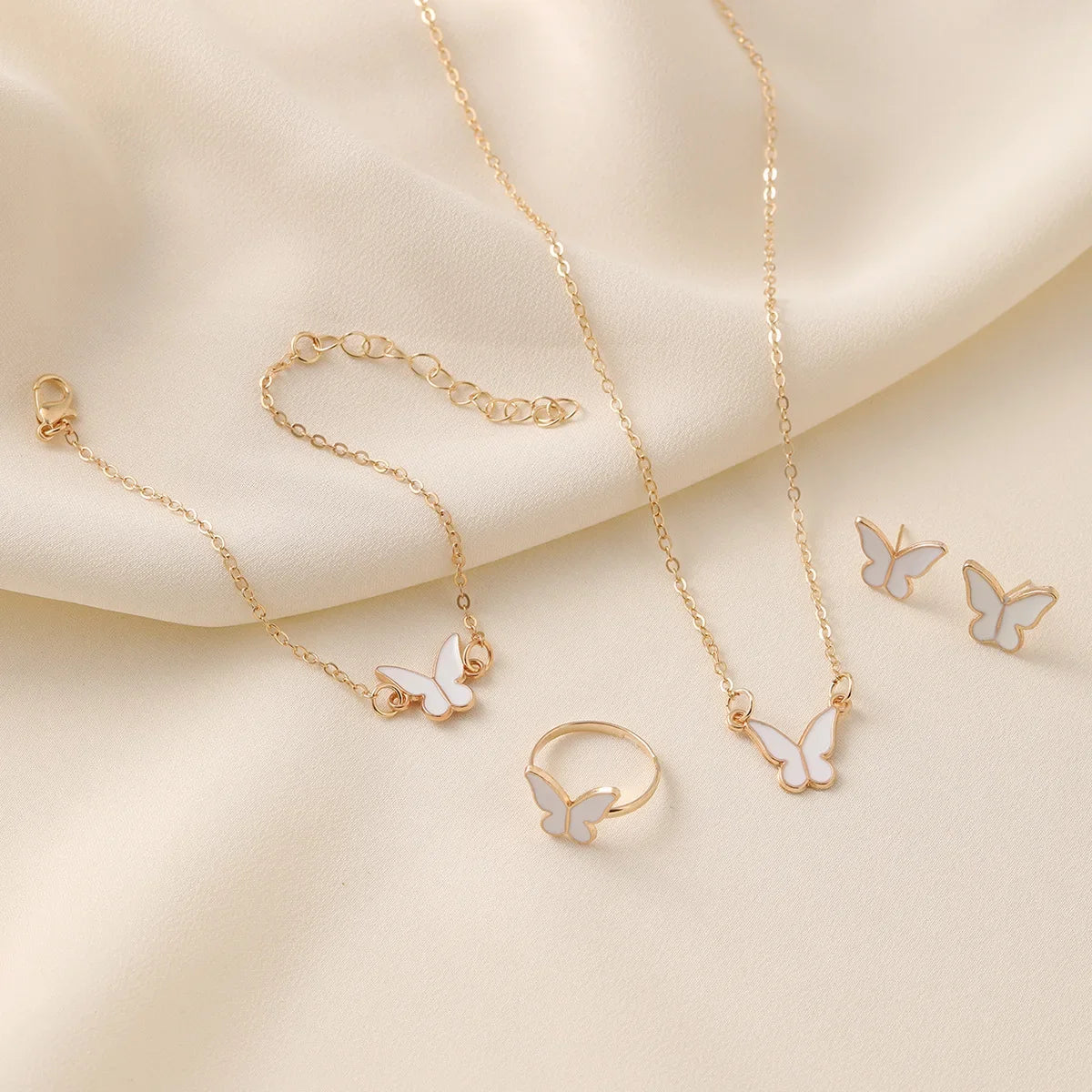 4-delige sieradenset – vlinder hanger en imitatie parel sieraden