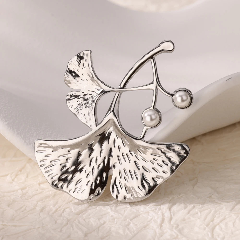 Ginkgo bladeren broche – delicaat design met parel en rvs